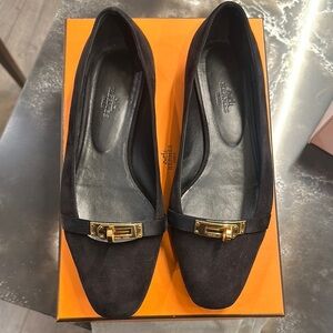 Black Flats with Textured Fabric and Elegant Design